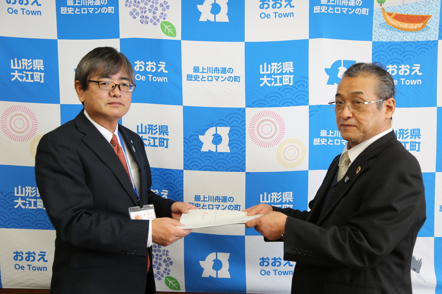 後藤会長（写真右）より答申を受ける松田町長
