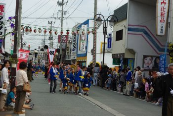 おおえの秋まつり（中央通り商店街を小漆川奴が歩く）