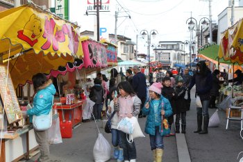 初市（中央通り商店街の様子）