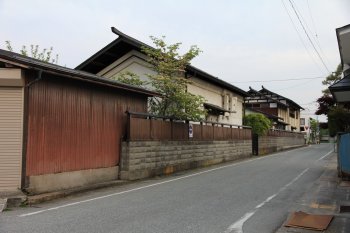 内町・横町通り（中央通り商店街の通り）沿いの土地利用（手前から商店建築→住宅→土蔵）