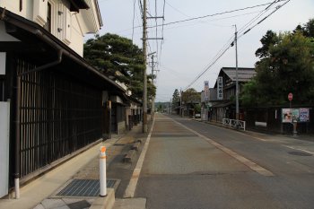 原町通り（北からの眺め、道沿いに店蔵が並ぶ）