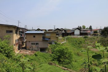 御免町通り（裏から、短冊状地割の奥に土蔵が並んでいる）