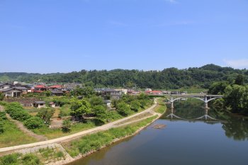  最上川沿いの街並みと旧最上橋（南から）