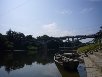 最上川沿いの様子（奥の橋が旧最上橋、北から撮影）