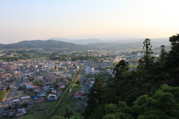 月布川沿いに広がる大江町（楯山公園（日本一公園）から）